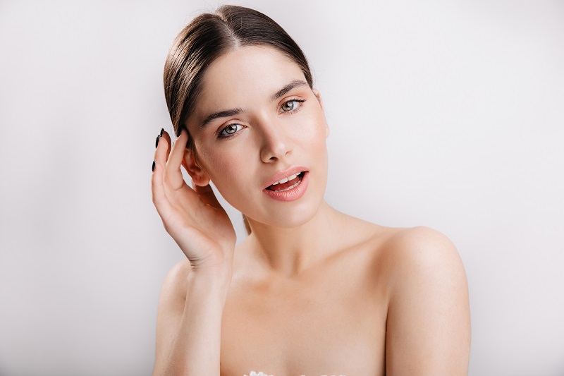 Girlwithgreeneyesanddarkhairlooksintocamera | Cornerstone Plastic Surgery 